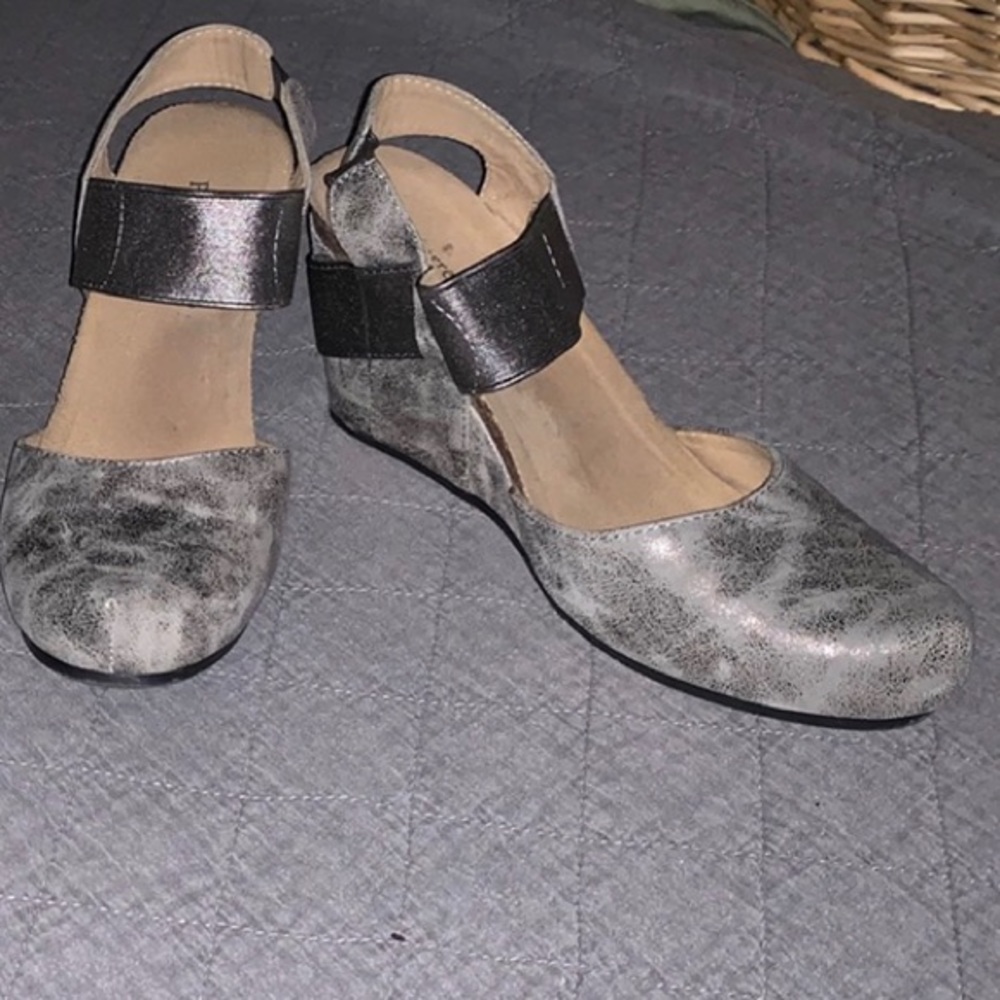 Pierre Dumas silver wedges size 9